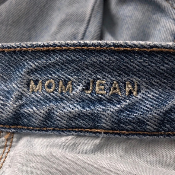 American Eagle Light Wash Raw Frayed Hem Mom Jean Size 00 - Picture 5 of 10